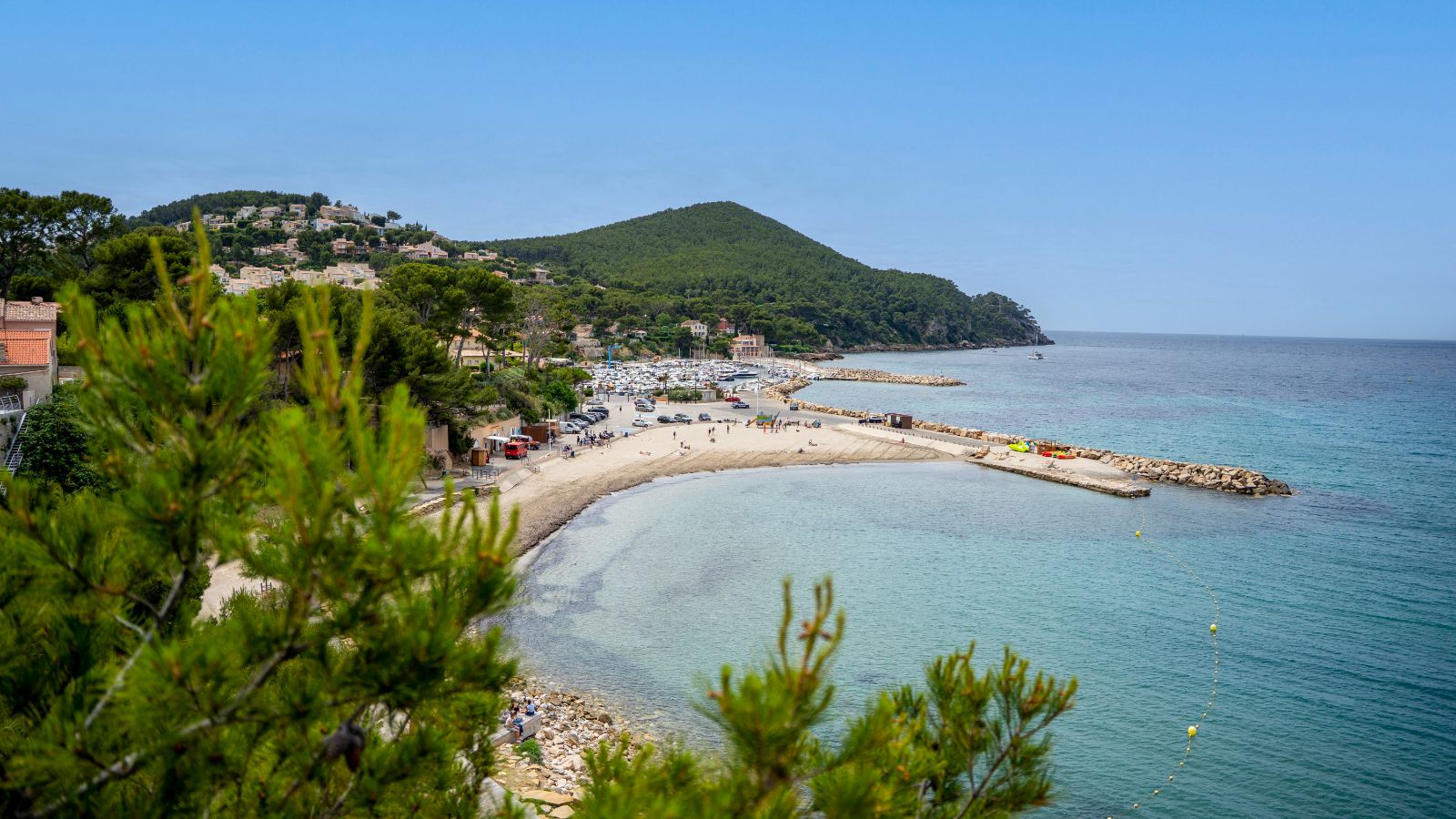 Le sentier du littoral le long de la mer à Saint-Cyr-sur-Mer